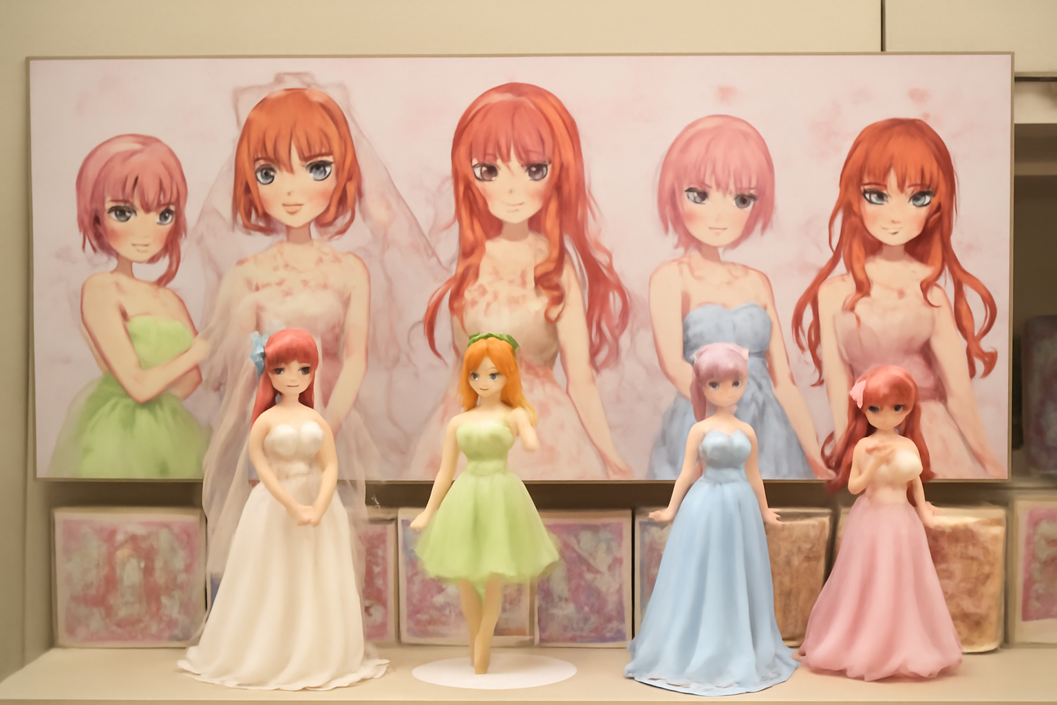五等分の花嫁のキャラクターたちが描かれた一番くじの販促ポスターやフィギュアが並んでいる様子