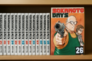 『SAKAMOTO DAYS』のコミックスが並んだ書棚と、最新刊の表紙をイメージさせるスタイリッシュな画像
