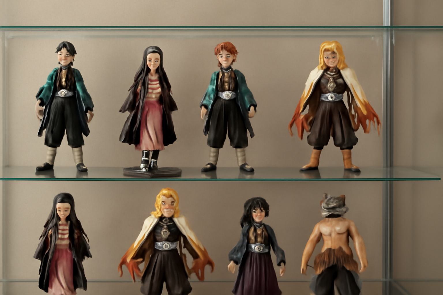 歴代の鬼滅の刃一番くじのフィギュアや景品がショーケースに並んでいる光景