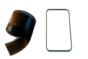 映画のフィルムとスマートフォンが並べられた、映像作品の広がりを感じさせる構成