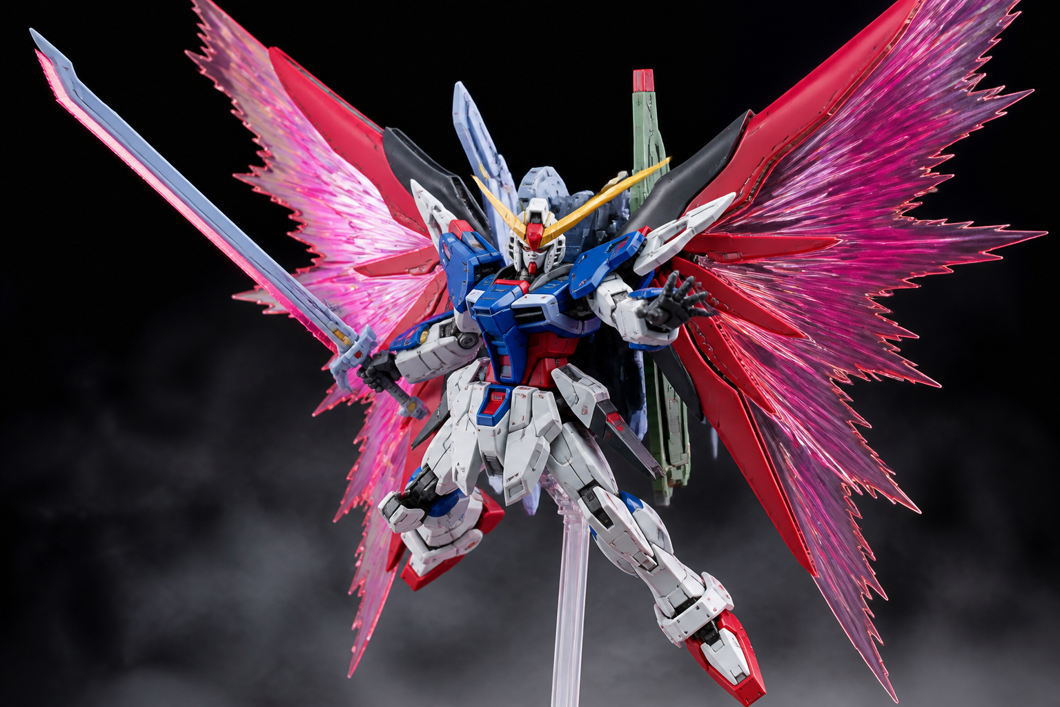 光の翼を開き決めポーズをとるデスティニーガンダムの完成品プラモデル