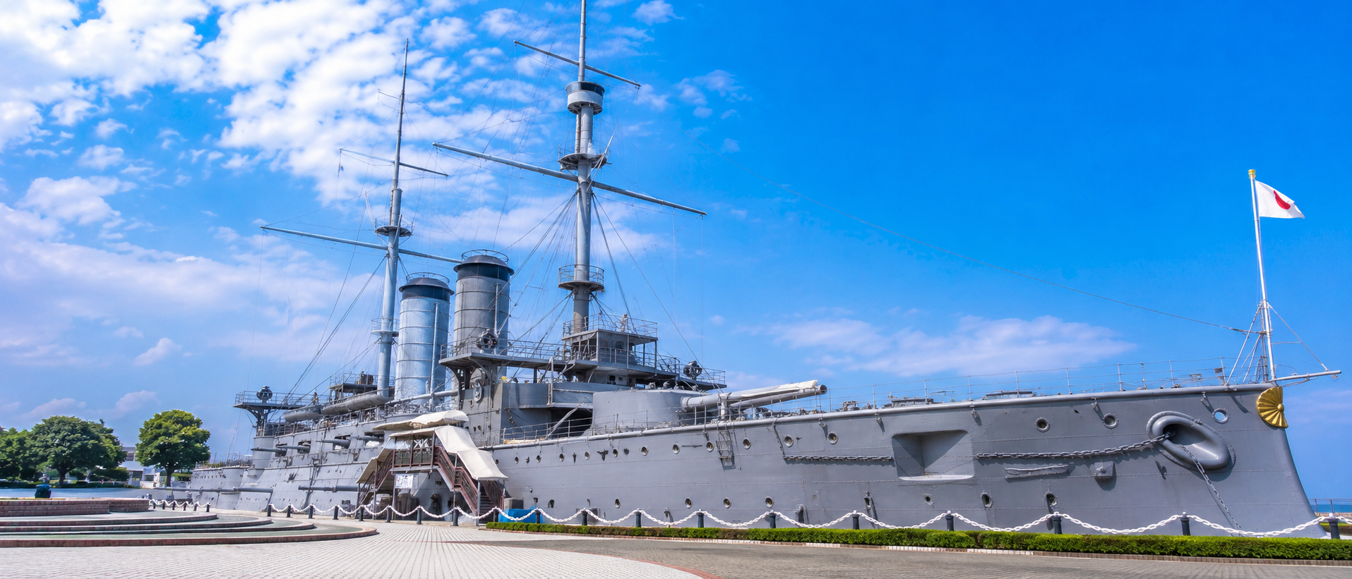 記念艦三笠の重厚な船体と青空が映える横須賀三笠公園の風景
